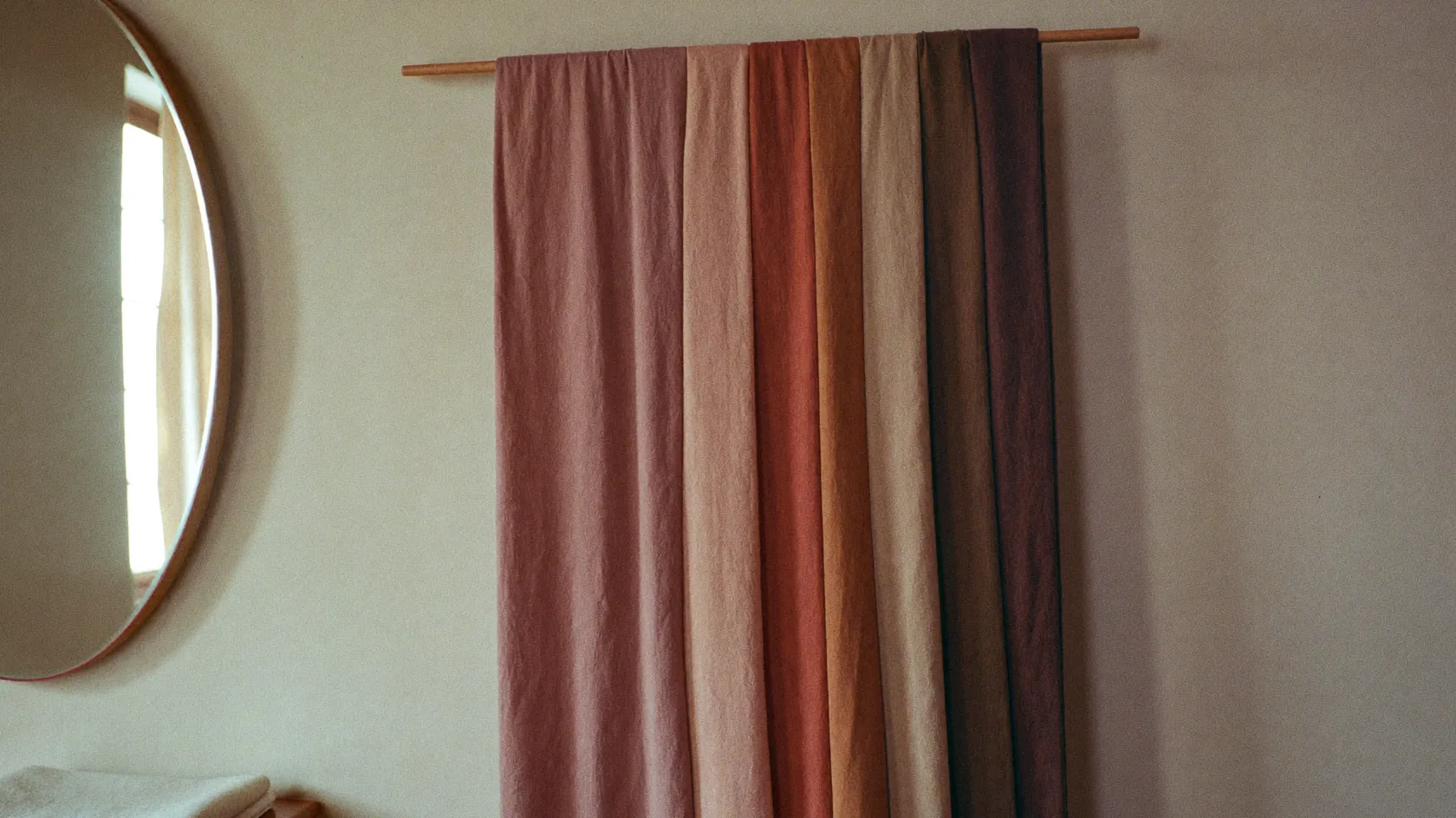 Drapés de couleur disposés près d'un miroir dans le studio
